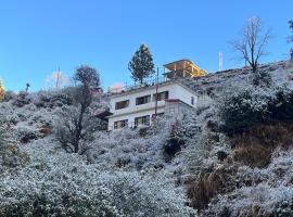 Backwoods Suites Shimla，Shogi的有停車位的飯店