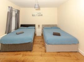 Cosy 4 bedrooms house near Central London, O2, London city airport and Excel, hotel in Plumstead