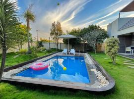 Paradise Pool by JadeCaps, Pvt Pool Villa, feriebolig i Hosur