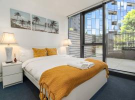 2 BD Luxury apartment at heart of Docklands with 85" flat TV & Free Carpark, viešbutis su sūkurinėmis voniomis Melburne