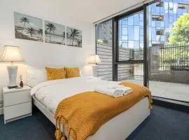 2 BD Luxury apartment at heart of Docklands with 85" flat TV & Free Carpark