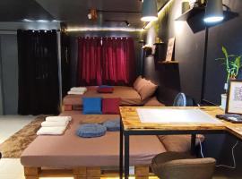EL MEIR STAYCATION SMART CINEMA CABIN BESIDE ENCHANTED KiNGDOM, nhà khách ở Santa Rosa