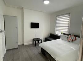 Luna - Deluxe London Studio Flat, apartment in South Norwood
