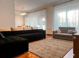 Otopeni Airport apartment with private garden, lejlighed i Otopeni