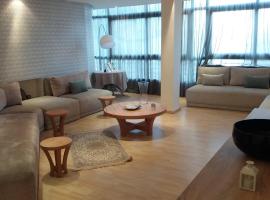 Sunny 2BR Apartment in Maarif, Quiet Street, AC & High-Speed WiFi, hotel en Casablanca