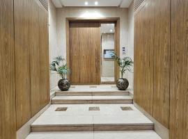 Luxury Living 3 Bedroom Apartment with Garden Terrace and Private Balcony, hotel in Casablanca