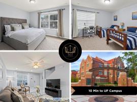 King bed Cozy townhouse 10 min from UF, casa rústica em Gainesville