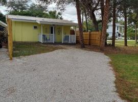 Seahorse - Tiny Home 1.2 Mi, 2 Beach Kitchen W & D Queen Bed, tiny house in Bonita Springs