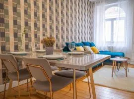 Plumeria - Grand Appartement 75m2 - Au calme avec Jardin - Idéal Famille ou Groupe de Travailleurs - Parking Public Gratuit - 2 Chambres - 4 Lits séparés