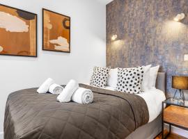 Modern One Bedroom Flat - Near Heathrow, Windsor Castle, Thorpe Park - Staines London TW18, apartman Londonban