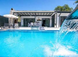Tam korunaklı villa 'Kayaköy', отель с бассейном в Фетхие