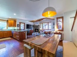 Luxury home close to Village; Garage & Jacuzzi