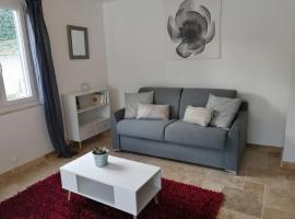 Joli studio calme et moderne, family hotel in Pertuis