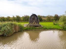 Lakeside Fishing Pods, holiday home in Boston