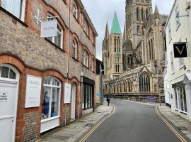 Private Double Room with Ensuite, No Breakfast, Truro City Centre – hotel w mieście Truro