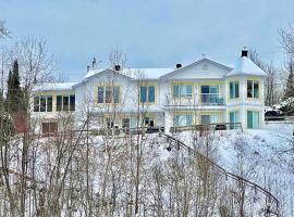 Full Chalet - 6 Bdrm Private / Beachfront / Kayaks, hotel en Ferme-Neuve
