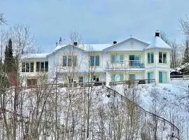 Full Chalet - 6 Bdrm Private / Beachfront / Kayaks