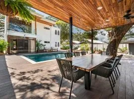 Tropical Escape Private Pool & Outdoor Kitchen