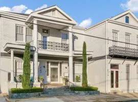 Timeless Elegance Historic NOLA Haven 2BD