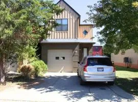 Athens city townhouse, 2 King masters, 2.5 baths