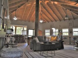 Rustic Modern Cabin at Jadon's Pond, cottage in Bonaire