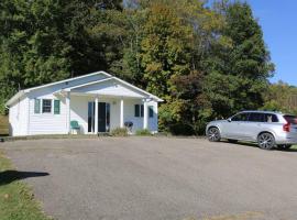 Small House, 2 queen bedrooms, 1 bath, on route 33, cottage di Nelsonville