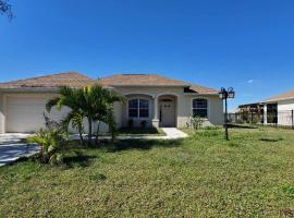 You are renting entire house, modern Florida home – domek wiejski w mieście North Port