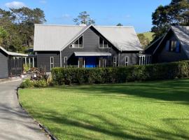 Fantail River Lodge, B&B i Haruru