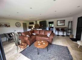 Beautiful Cabin with pond view, hotel a Steyning