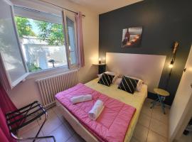 GITE VENITIA T2, hotel with parking in Aussonne