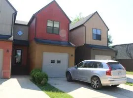 Athens city townhouse, 3 bedroom, 2.5 baths, Wi-Fi