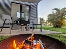 Trinity Islands Holiday Park - Cabin Accommodation, hotel with parking in Burrum Heads