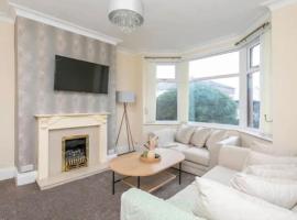Beautiful Modern Home - Free Parking & Long Stays, hytte i Blackpool