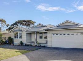 Stunning Indoor-Outdoor 4bd-2bth, holiday home in Surf Beach