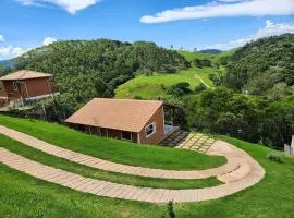 Casa Da Floresta Cercada com Piscina