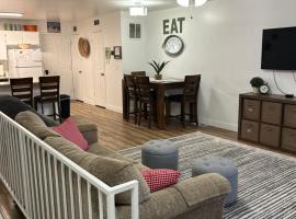 Red Hen Rental - 2 bed with 1 FULL bath 1 HALF bath FULL Kitchen, hotel near Southern Utah University, Cedar City