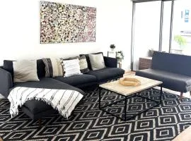 Perfect Locale 2bed Apt Parking