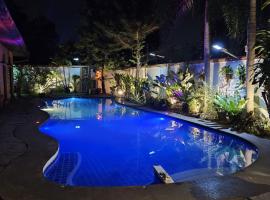Nirvana Pool Villa 2, Bed & Breakfast in Nong Prue