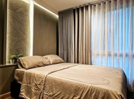 Condo Pool access Rama4 rd., hotel i Khlong Toei