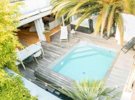 Superbe maison d'architecte entièrement climatisée avec piscine et spa professionnel, hotel in Talence