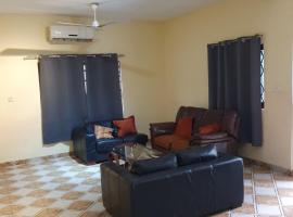 FABULOUS APARTMENT, 2 master ensuite bedrooms, 3 toilets, 3 baths, hot water, air conditioned, separate fitted kitchen, separate living room, large compound, 24hr security, electric fenced wall, restaurant, bar, WIFI, about 20 minutes from the airport, apartmen di Accra