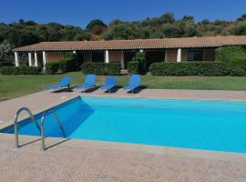 Villa Agasi piscina e vista mare – hotel w mieście Marina di Gairo