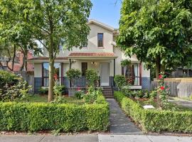 Spacious home in heart of GLEN, hotell i Glen Waverley