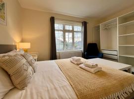 CENTRAL, newly refurb 2 bed flat with FREE PARKING, hotel near Murray Edwards College, Cambridge