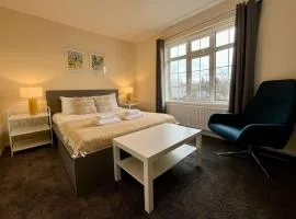 CENTRAL, newly refurb 2 bed flat with FREE PARKING