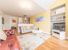 Enjoy relaxing family breaks in this central Ambleside apartment with parking、アンブルサイドのホテル