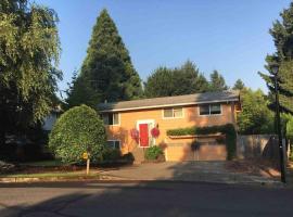 West Linn Relaxing Entire Home WiFi TV Yard BBQ Eateries, hotel in West Linn