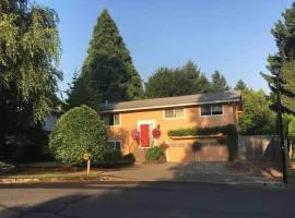 West Linn Relaxing Entire Home WiFi TV Yard BBQ Eateries