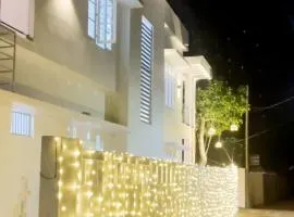White Fort 3 BHK AC Modern Furnished Villa Homestay -House boat Available