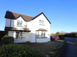 Lovely family holiday home near Benllech Beach, hotelli kohteessa Benllech